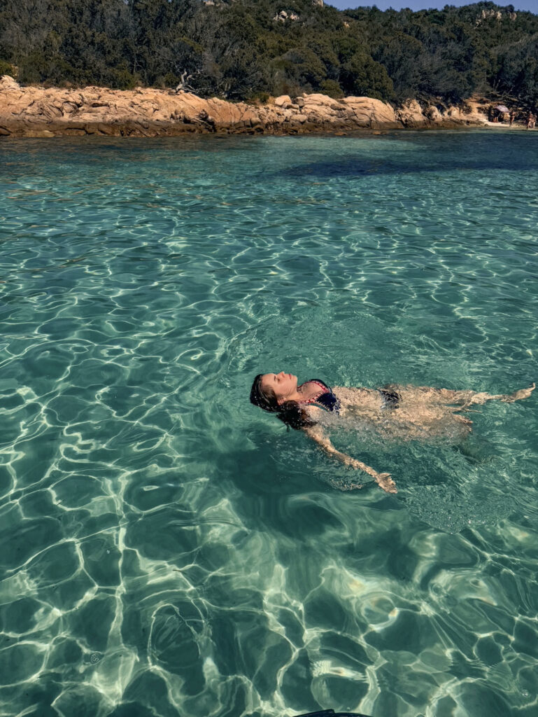 Ragazza mentre fa il bagno indossa bikini realizzato da Malefica by Sandra Lopes