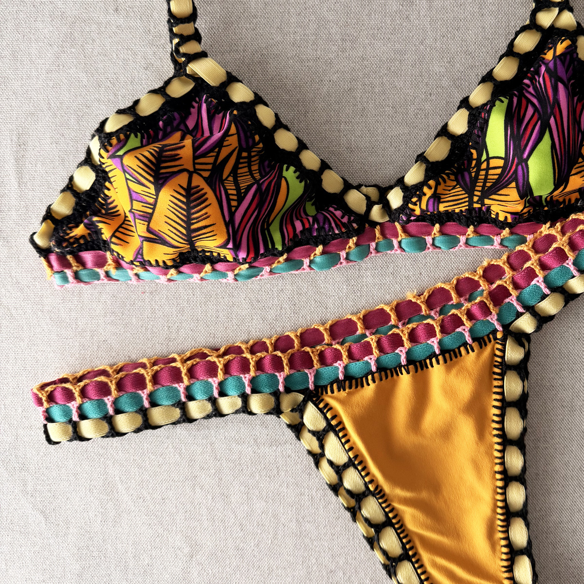 bikini-malefica-açai-dietro